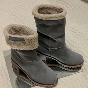 Above the ankle/mid calf suede boots